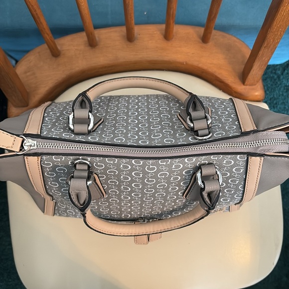 Large Guess handbag - Picture 3 of 6